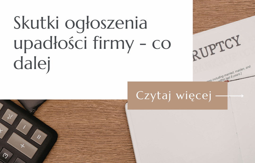 Kalkulator, woreczek z symbolem dolara i książka "Bankruptcy Law" na drewnianym blacie – skutki upadłości firmy.