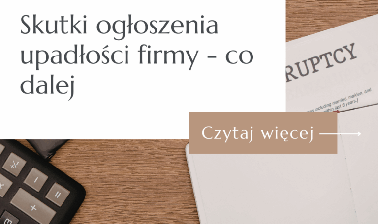 Kalkulator, woreczek z symbolem dolara i książka "Bankruptcy Law" na drewnianym blacie – skutki upadłości firmy.