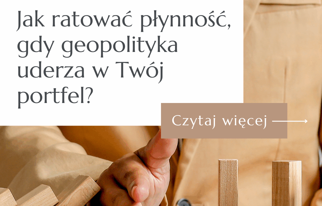 Mężczyzna w marynarce zatrzymuje dłonią upadające drewniane klocki domina. Na obrazku napis: Jak ratować płynność, gdy geopolityka uderza w Twój portfel?