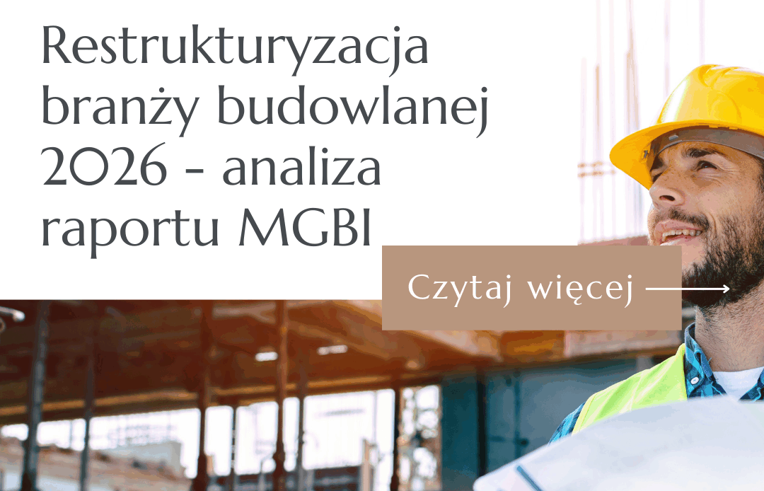 Uśmiechnięty inżynier w żółtym kasku i kamizelce odblaskowej analizuje plany budowlane na tle powstającej konstrukcji.