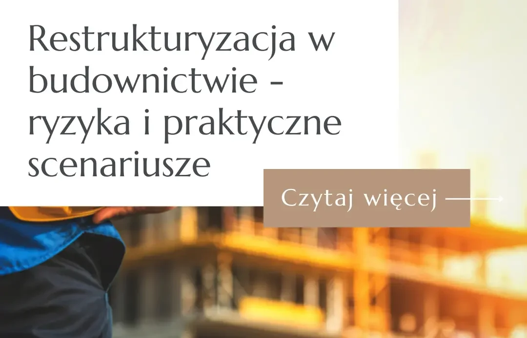 Inżynier budowy w niebieskiej kamizelce na tle powstającej konstrukcji budynku – grafika o restrukturyzacji budownictwa 2026.