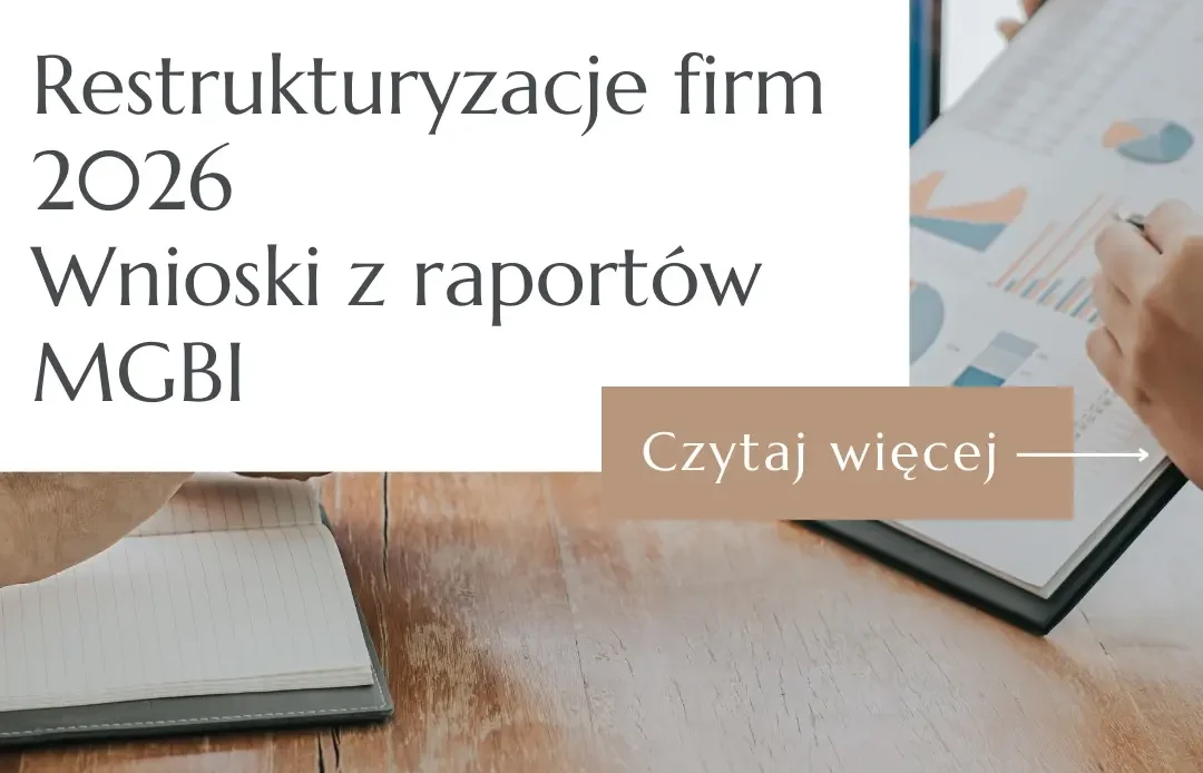 Grafika blogowa z napisem „Restrukturyzacje firm 2026. Wnioski z raportów MGBI” na tle dokumentów i wykresów biznesowych.