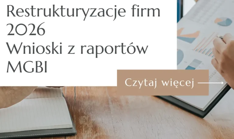 Grafika blogowa z napisem „Restrukturyzacje firm 2026. Wnioski z raportów MGBI” na tle dokumentów i wykresów biznesowych.
