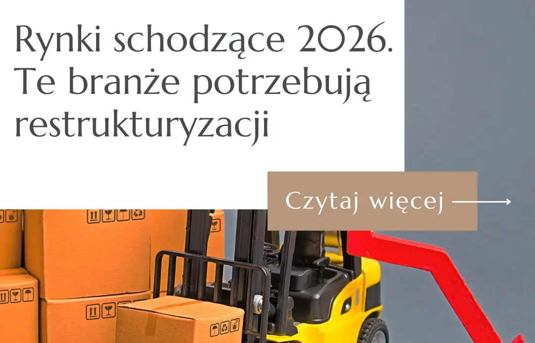 Wskaźnik Rynków Schodzących 2026. Miniaturowy żółty wózek widłowy z kartonem, model samolotu i czerwona strzałka spadkowa trendu.