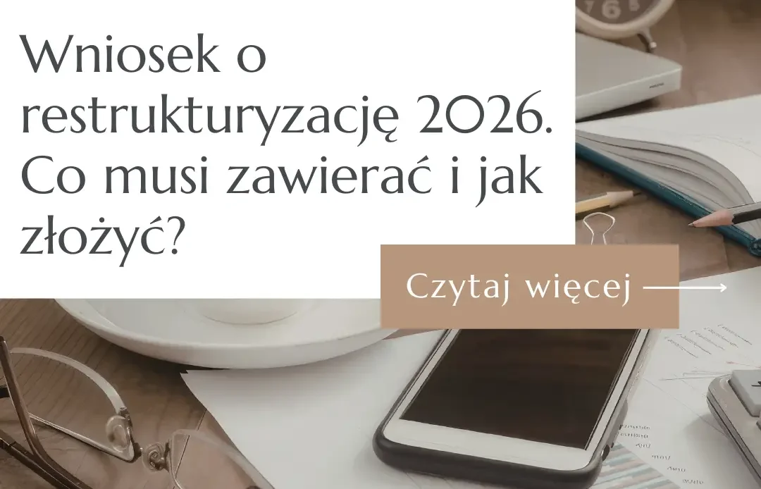 Okulary, smartfon i dokumenty finansowe na biurku przedsiębiorcy – grafika do poradnika o wniosku o restrukturyzację 2026.