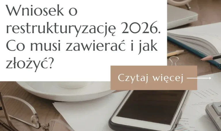 Okulary, smartfon i dokumenty finansowe na biurku przedsiębiorcy – grafika do poradnika o wniosku o restrukturyzację 2026.