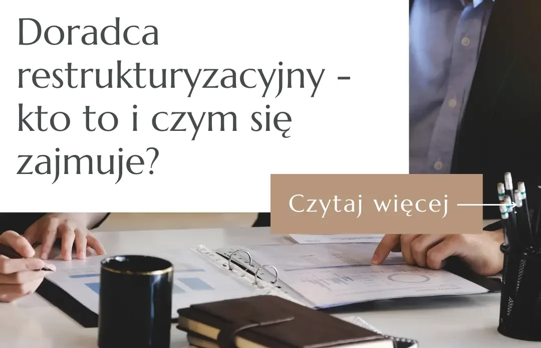 Doradca restrukturyzacyjny analizujący dokumenty przy biurku z klientem – rola doradcy restrukturyzacyjnego.