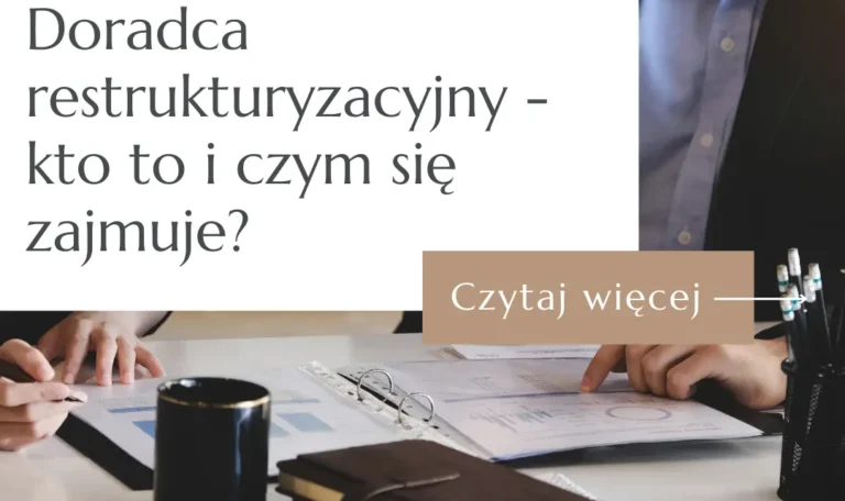 Doradca restrukturyzacyjny analizujący dokumenty przy biurku z klientem – rola doradcy restrukturyzacyjnego.