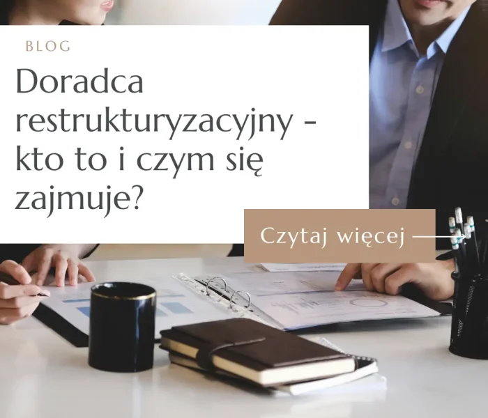 Doradca restrukturyzacyjny analizujący dokumenty przy biurku z klientem – rola doradcy restrukturyzacyjnego.