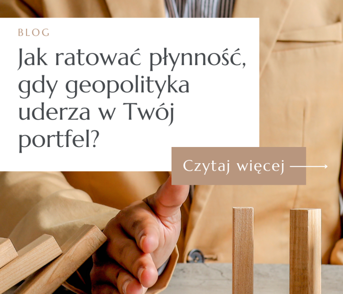 Mężczyzna w marynarce zatrzymuje dłonią upadające drewniane klocki domina. Na obrazku napis: Jak ratować płynność, gdy geopolityka uderza w Twój portfel?