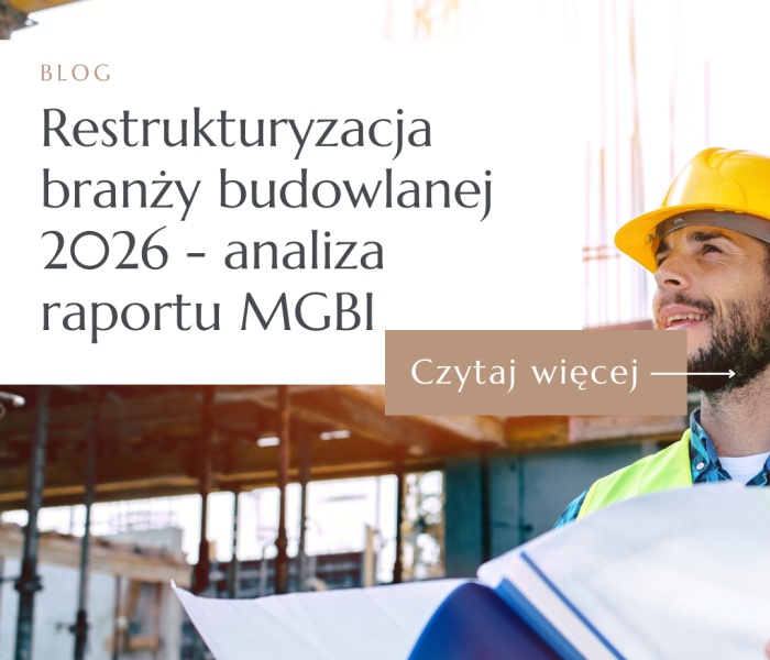 Uśmiechnięty inżynier w żółtym kasku i kamizelce odblaskowej analizuje plany budowlane na tle powstającej konstrukcji.