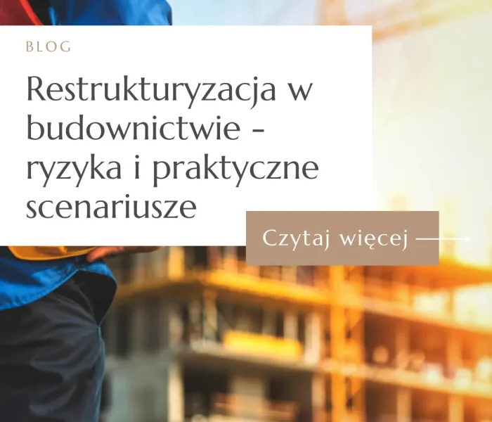 Inżynier budowy w niebieskiej kamizelce na tle powstającej konstrukcji budynku – grafika o restrukturyzacji budownictwa 2026.