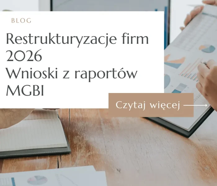 Grafika blogowa z napisem „Restrukturyzacje firm 2026. Wnioski z raportów MGBI” na tle dokumentów i wykresów biznesowych.