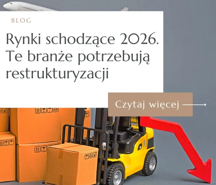 Wskaźnik Rynków Schodzących 2026. Miniaturowy żółty wózek widłowy z kartonem, model samolotu i czerwona strzałka spadkowa trendu.