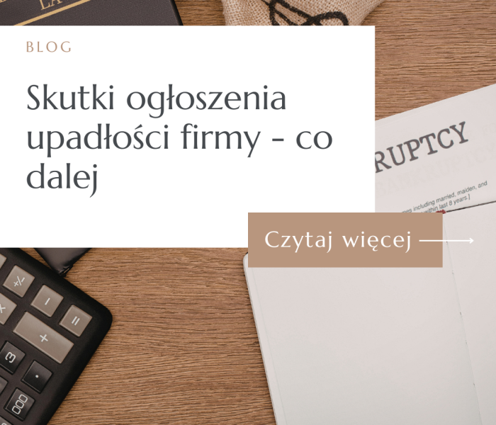 Kalkulator, woreczek z symbolem dolara i książka "Bankruptcy Law" na drewnianym blacie – skutki upadłości firmy.