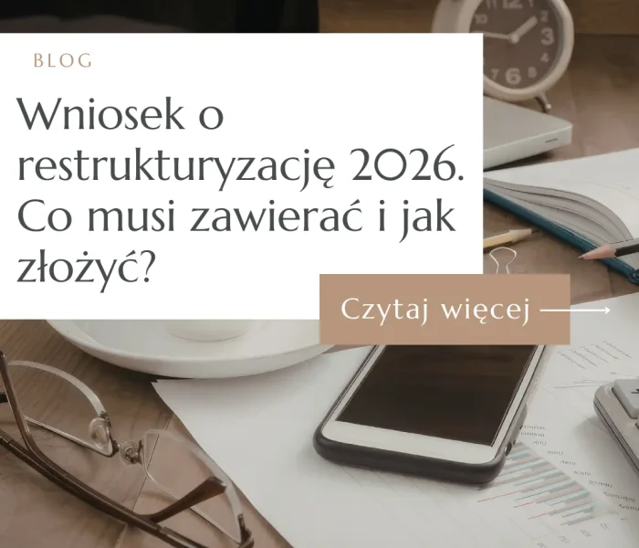 Okulary, smartfon i dokumenty finansowe na biurku przedsiębiorcy – grafika do poradnika o wniosku o restrukturyzację 2026.