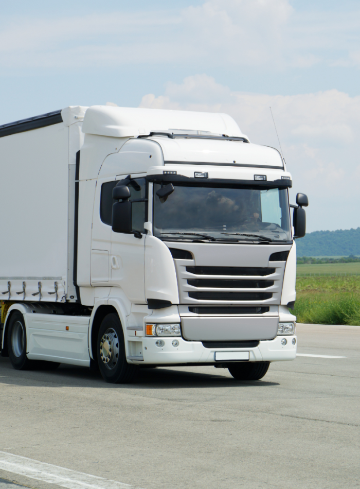 ciężarówka transportowa na drodze podczas przewozu towarów