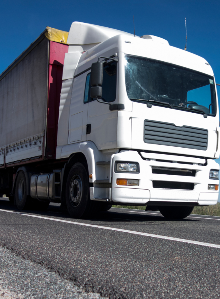 ciężarówka transportowa na drodze podczas przewozu towarów
